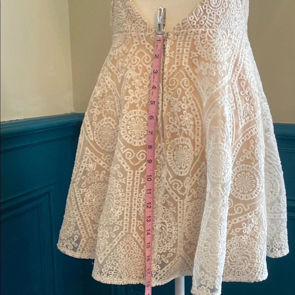 Sale! Intricate Lace Dress, size L - Picture 7 of 14
